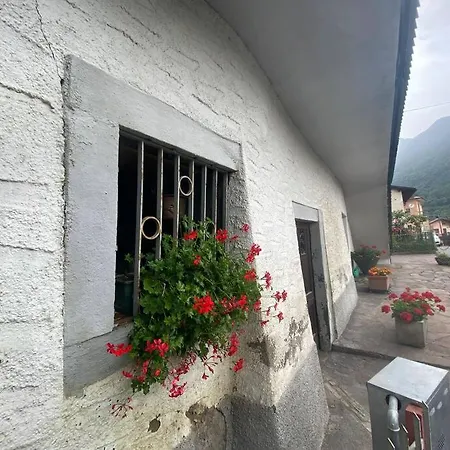 Casa Vacanze Il Pettirosso. Pisogne Exterior foto